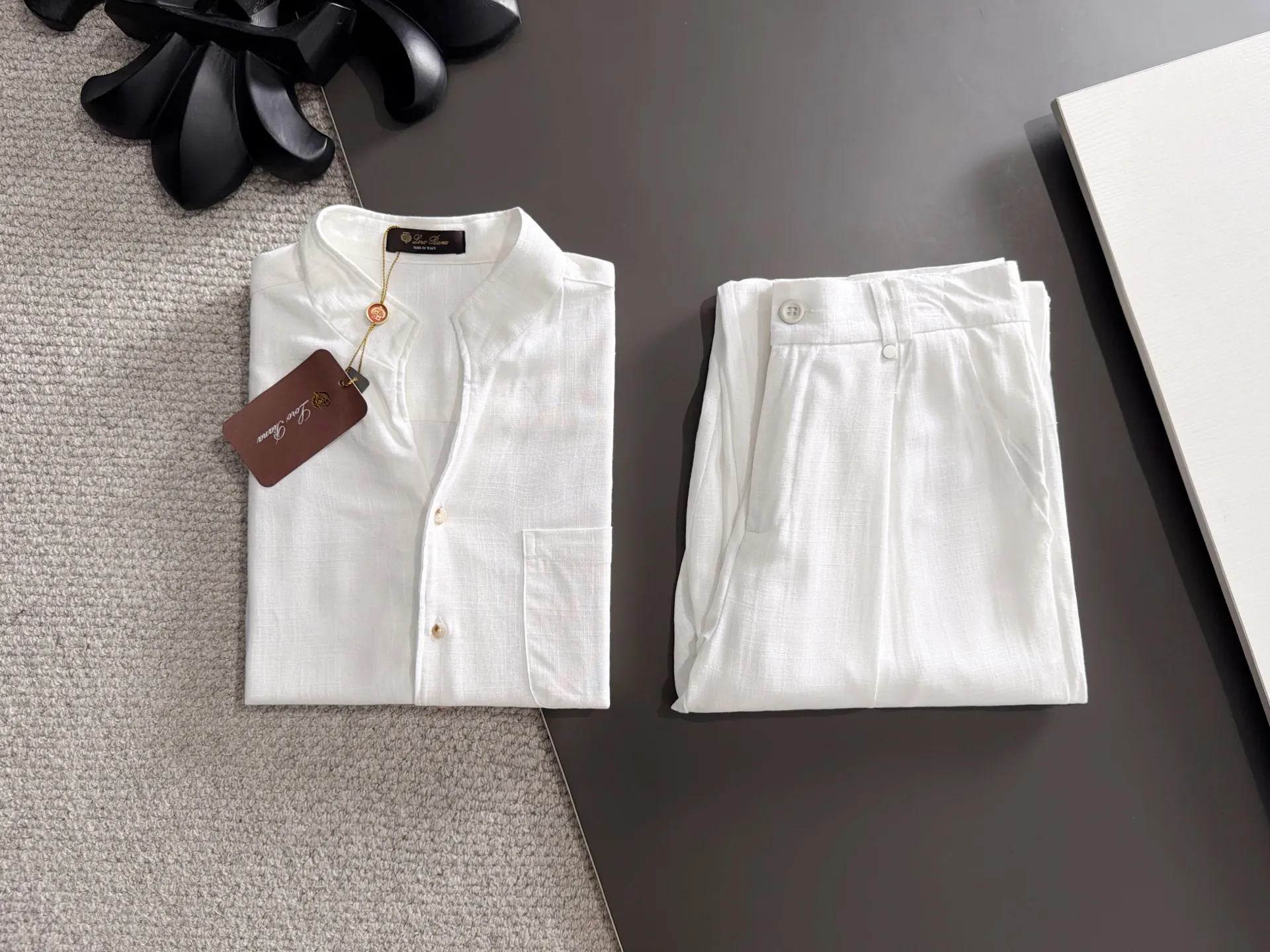 Next day shipment LP high quality Loro Piana 26ss autumn and winter New Arrival linen shirt set Made of one-on-one combed cotton yarn knitted linen fabrics, no pressure in and out of the counter Exclusive control of raw materials It feels substantial when weighed, and the upper body is more textured than ordinary T-shirts. This texture can cope with the weather easily and is suitable for both hot and cold! Loose fit design, looks noble. The only correct version is available Size: M to XXXL